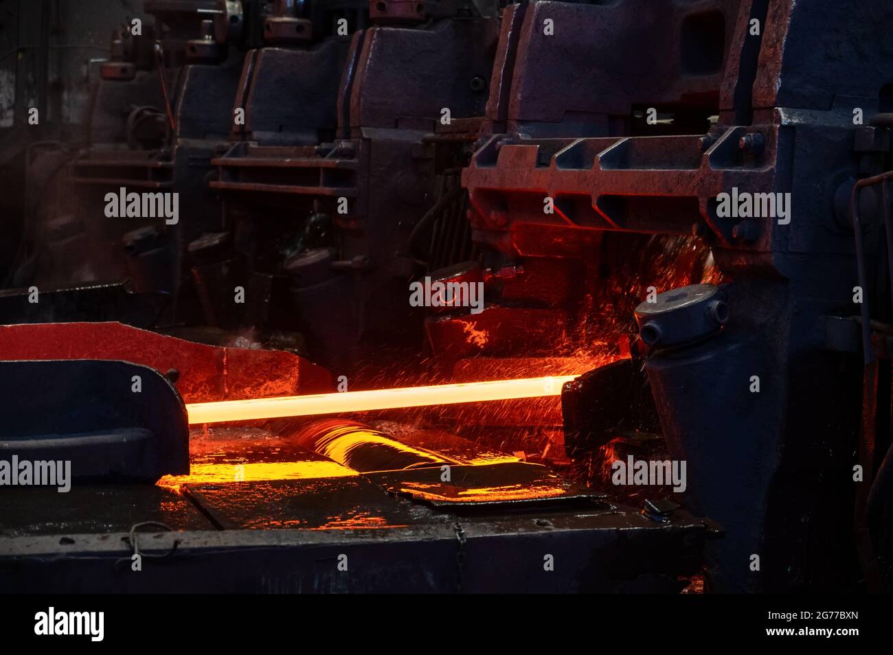 Il processo di laminazione dell'acciaio laminato a caldo in un laminatoio Foto Stock