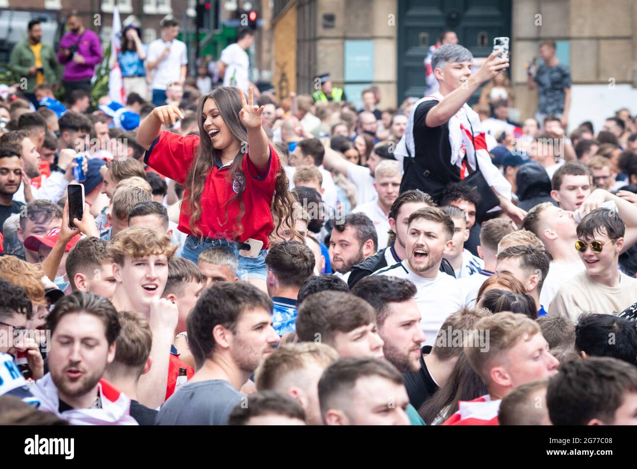 Manchester, Regno Unito. 11 Luglio 2021. I fan dell'Inghilterra si riuniscono a Stevenson Square nel quartiere settentrionale.ÊAndy Barton/Alamy Live News Credit: Andy Barton/Alamy Live News Foto Stock