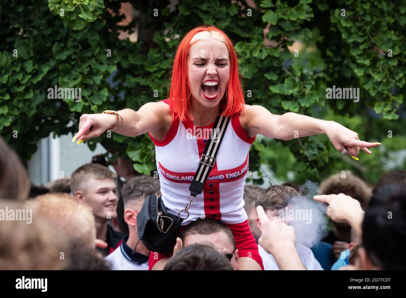 Manchester, Regno Unito. 11 Luglio 2021. Un fan del calcio urla ai fan inglesi in vista della finale di Euro 2020, che vede l'Inghilterra giocare in Italia.ÊAndy Barton/Alamy Live News Credit: Andy Barton/Alamy Live News Foto Stock