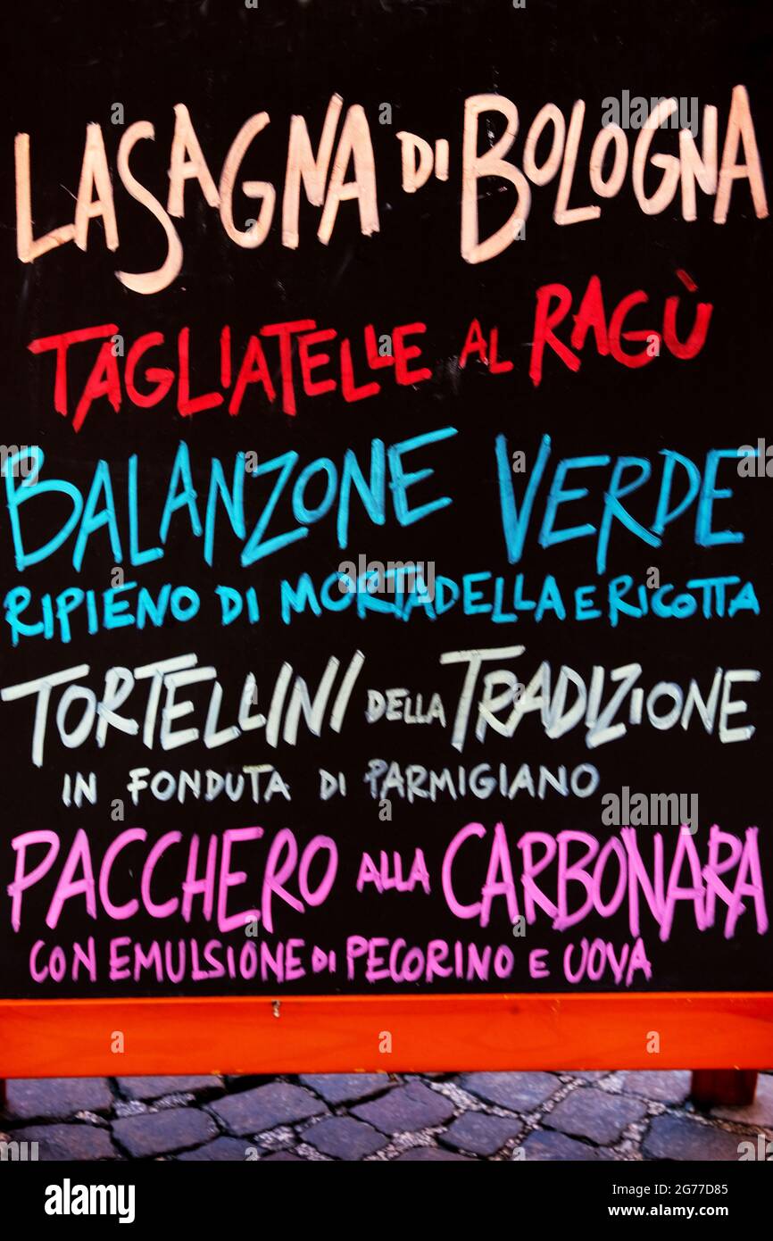 Menu Blackboard a Bologna Italia che mostra le specialità del giorno Foto Stock