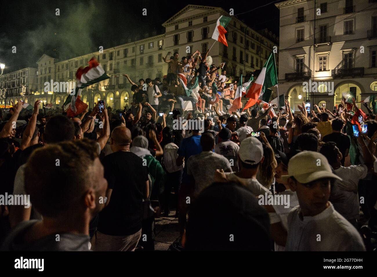 Si celebra la vittoria della finale DI EURO 2020 Italia contro Inghilterra il 11 luglio 2021 a Torino. La squadra maschile italiana ha ottenuto la vittoria sull'Inghilterra nella finale UEFA EURO 2020 allo stadio Wembley di questa sera, vincendo il torneo per la prima volta da quando ha ospitato il concorso nel 1968. Foto Stock