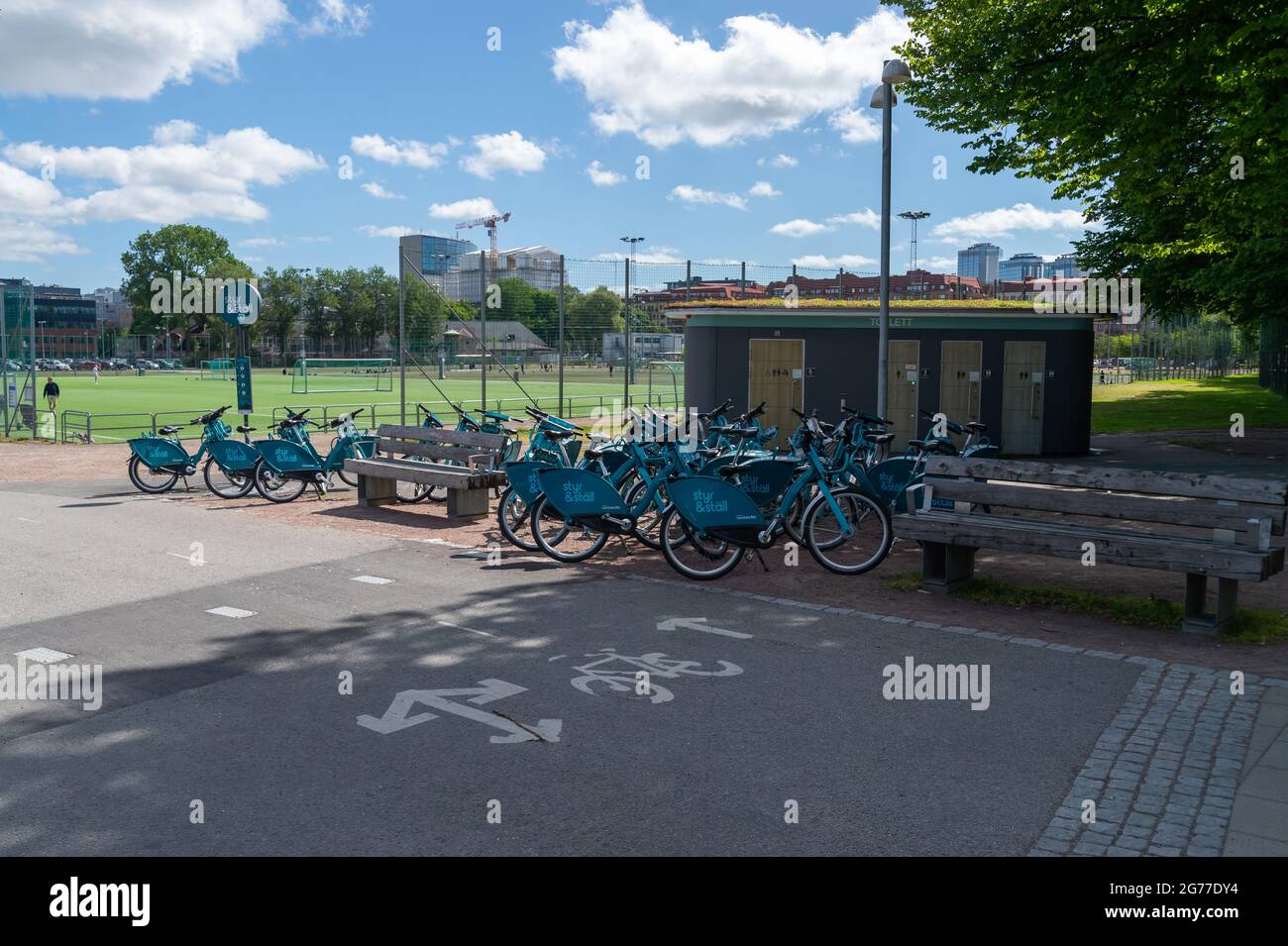 GOTHENBURG, SVEZIA - 16 giu 2021: Una collezione di biciclette a noleggio blu nella città di Gothenburg, dalla società Styr och Stall. Foto Stock