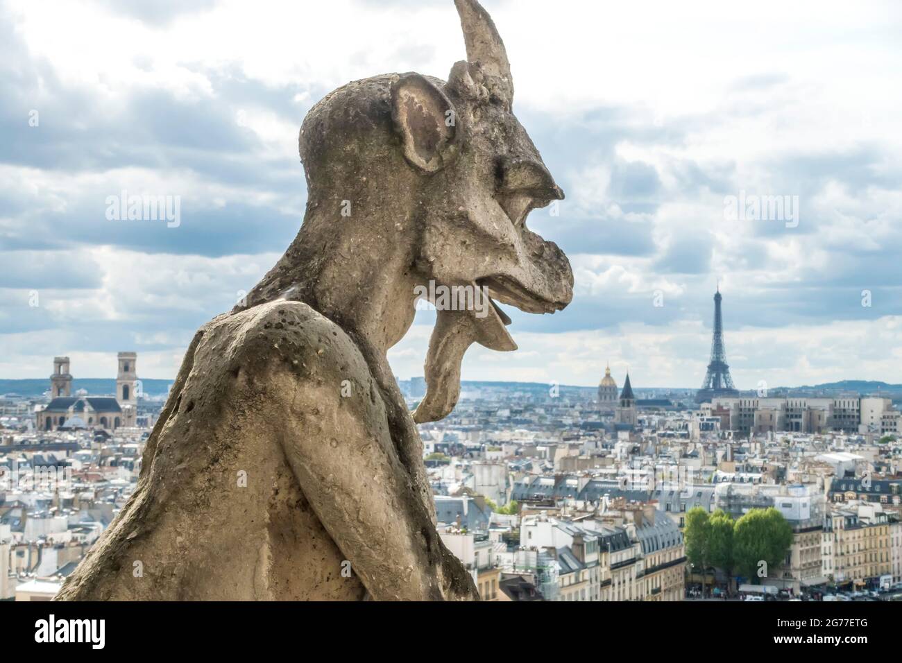 Gargoyle sulla Cattedrale di Notre Dame con vista su Parigi e sulla Torre Eiffel Foto Stock