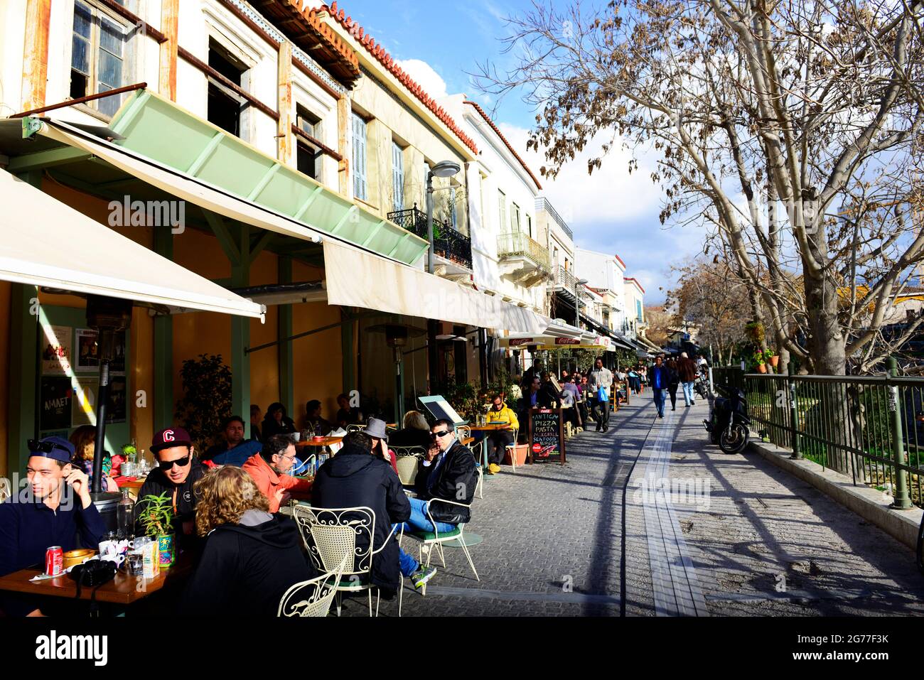 Taverne e ristoranti lungo la via Adrianou pdeestrian a Monastirakiou, Atene, Grecia. Foto Stock
