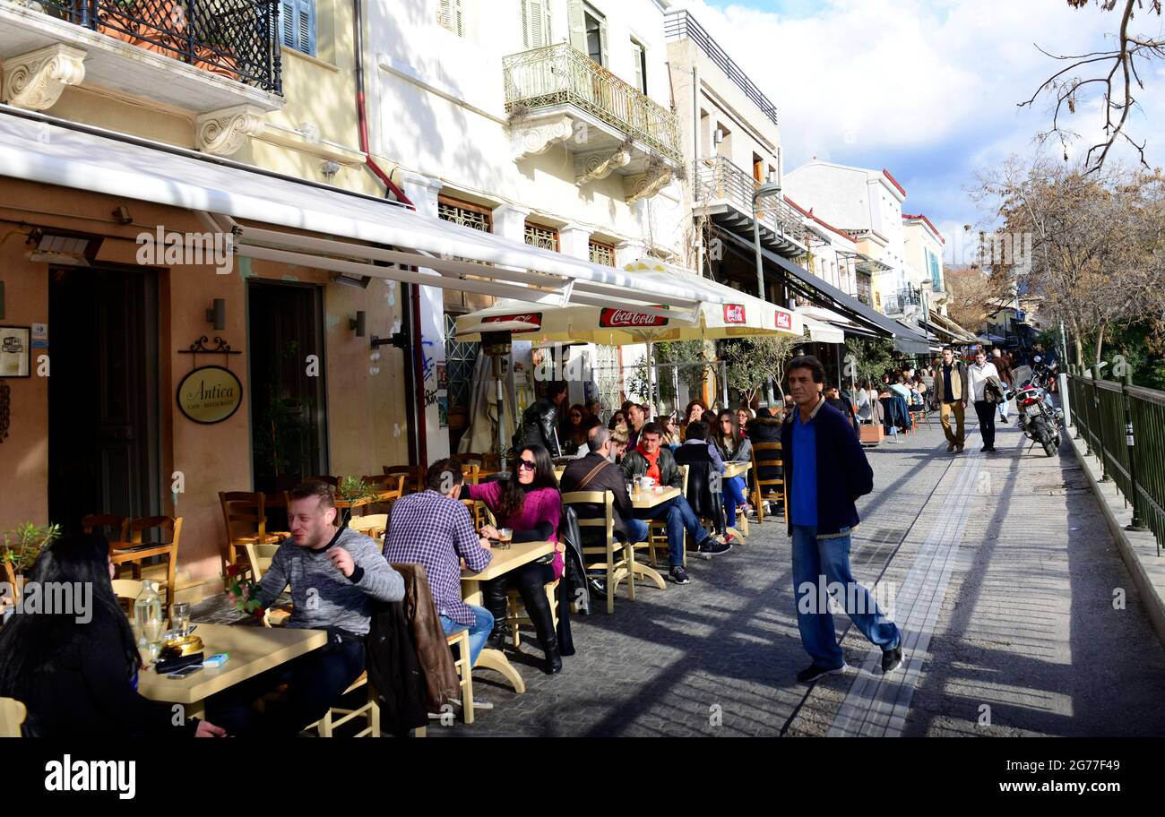 Taverne e ristoranti lungo la via Adrianou pdeestrian a Monastirakiou, Atene, Grecia. Foto Stock