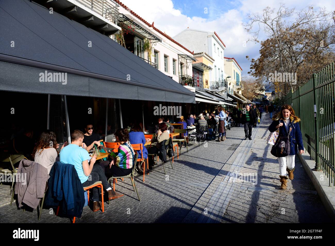 Taverne e ristoranti lungo la via Adrianou pdeestrian a Monastirakiou, Atene, Grecia. Foto Stock