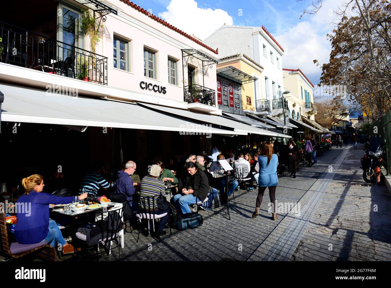 Taverne e ristoranti lungo la via Adrianou pdeestrian a Monastirakiou, Atene, Grecia. Foto Stock