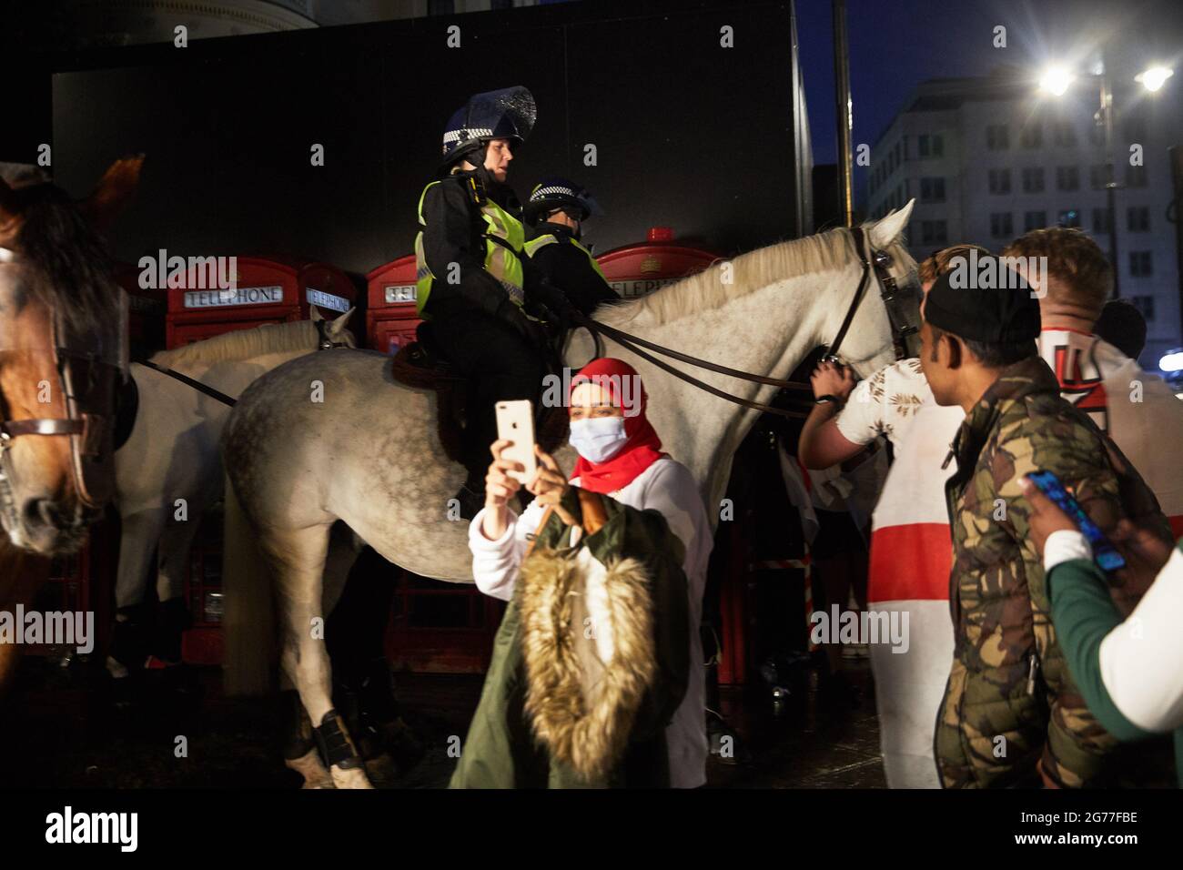 Londra, UK, 11/07/2020, EURO 2020 Inghilterra sostenitori e polizia confronto Credit: ambra vernuccio/Alamy Live News Foto Stock