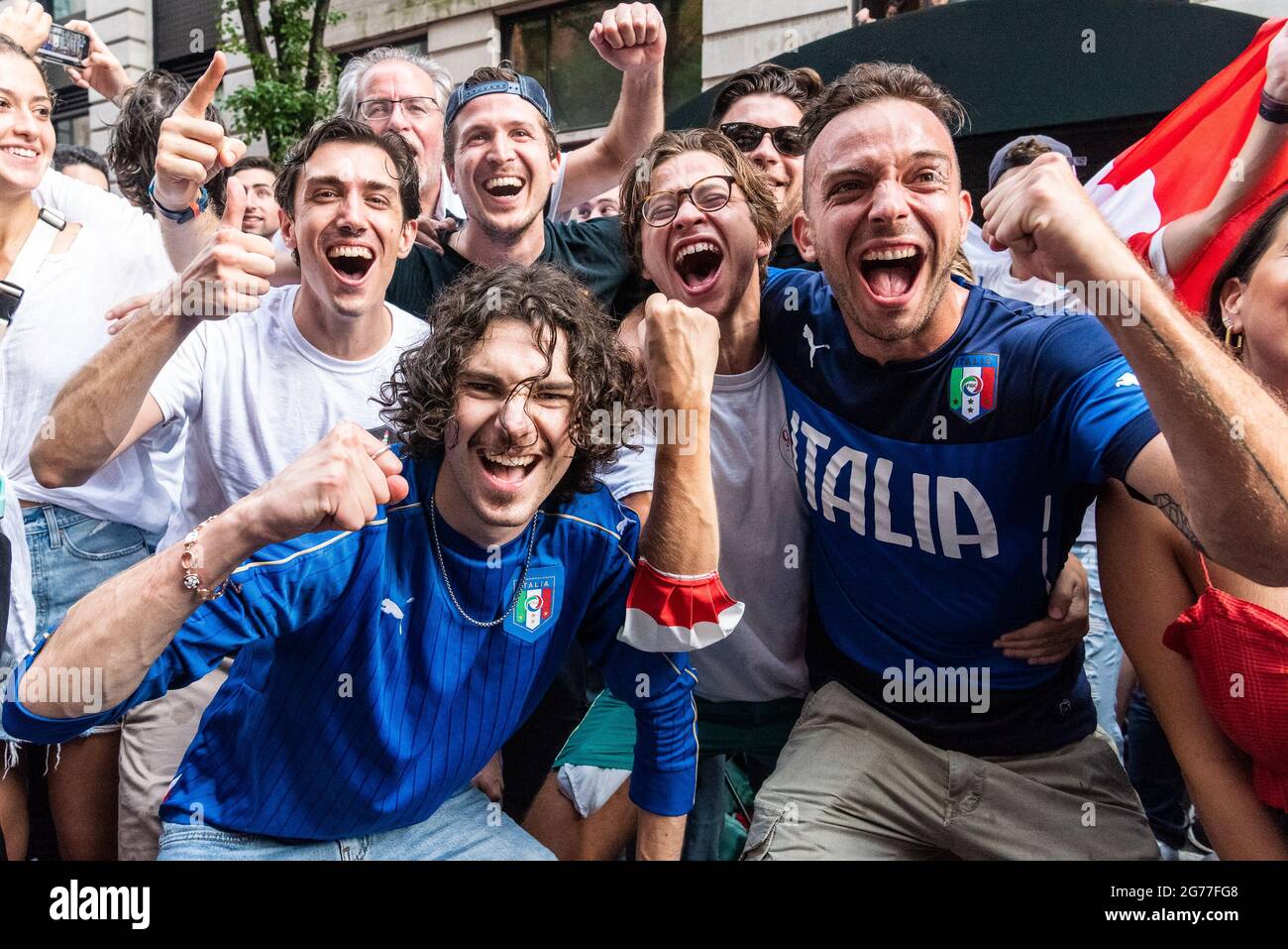 I fan italiani festeggiano la vittoria dell'Euro Cup 2020 dei loro Azzurri contro l'Inghilterra al di fuori del ristorante italiano Ribalta sulla E12th Street a New York City il 11 luglio 2021. L'Italia ha battuto i tre Lions 3-2 con sanzioni dopo un sorteggio di 1-1. (Foto di Gabriele Holtermann/Sipa USA) Credit: Sipa USA/Alamy Live News Foto Stock