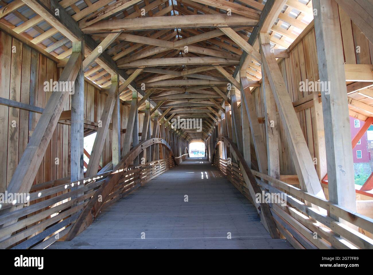 Vista interna di un ponte coperto a Bridgeton, Indiana Foto Stock
