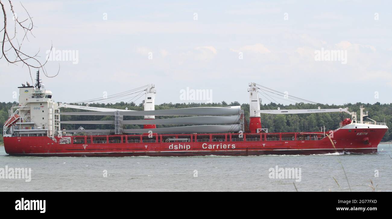 Trasporto nave cargo che si muove nelle acque del lago Foto Stock