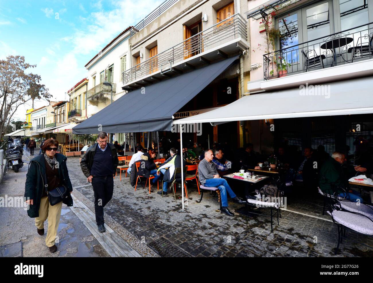Taverne e ristoranti lungo la via Adrianou pdeestrian a Monastirakiou, Atene, Grecia. Foto Stock