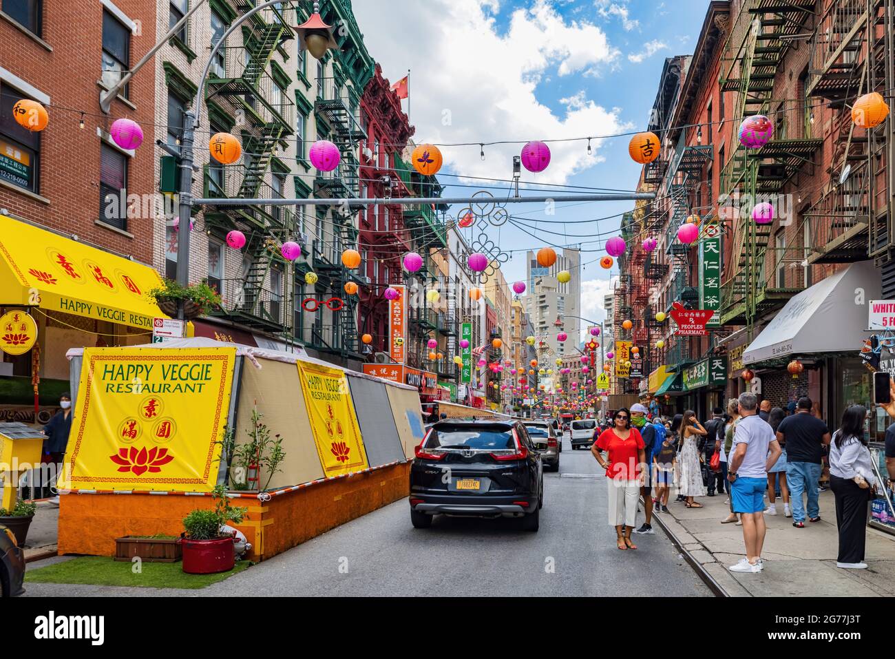 New York, 4 LUGLIO 2021 - molte lanterne appese intorno alla Chinatown Foto Stock