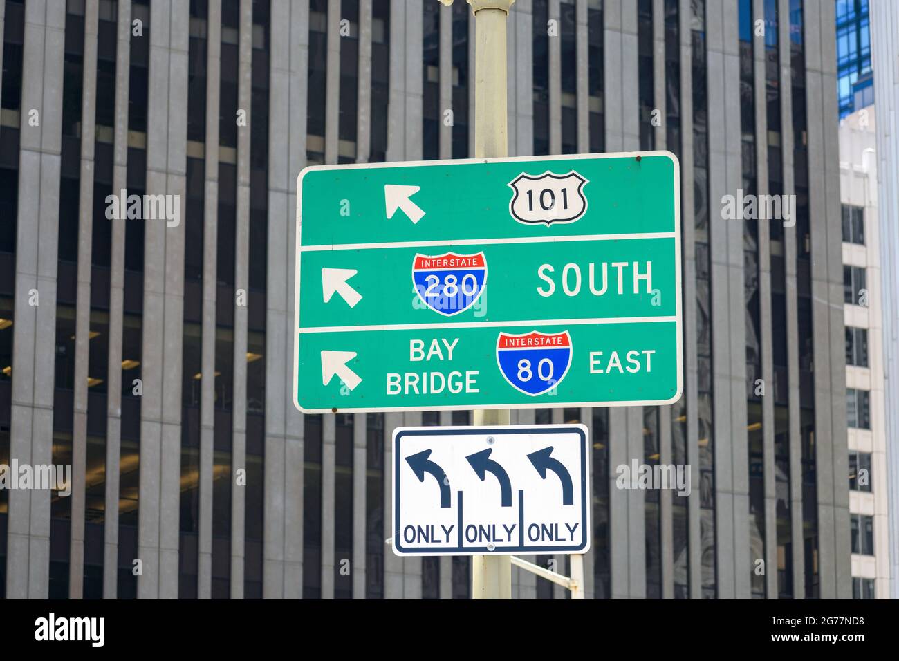 Le indicazioni stradali per le Interstate 101, 280 e 80 mostrano le indicazioni stradali per le autostrade e il Bay Bridge nel quartiere finanziario del centro di San Francisco Foto Stock