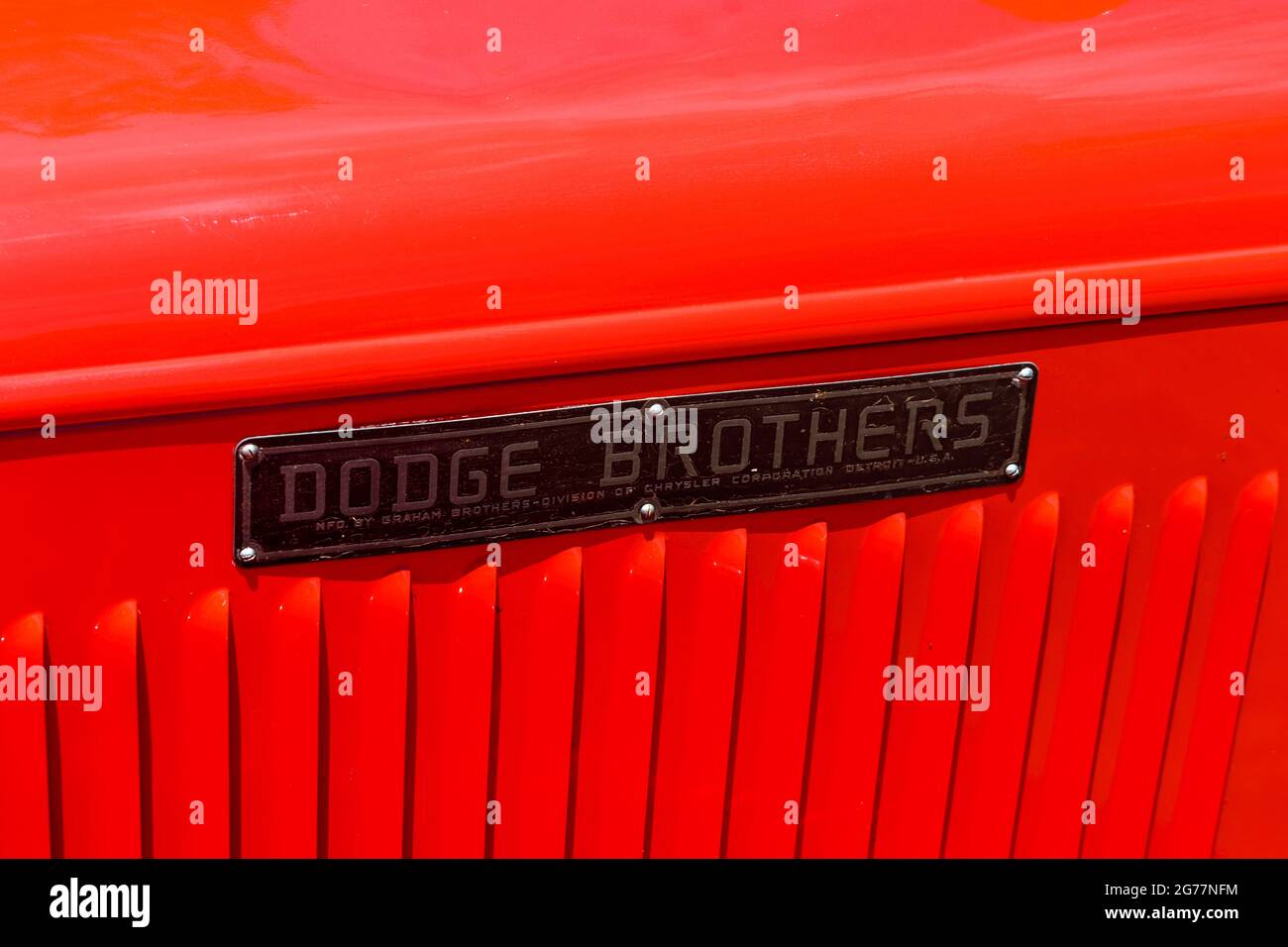 I fratelli Dodge prodotti da Graham Brothers firmano su un camion fuoco di Dodge Brothers d'epoca. - Columbia, California, Stati Uniti d'America - 2021 Foto Stock