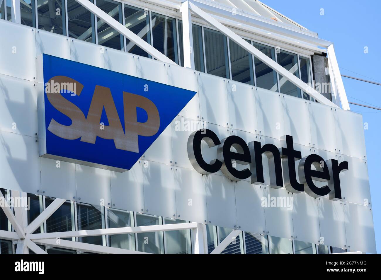 SAP Center firma sulla facciata un'arena al coperto nel centro della città più grande della Silicon Valley. - San Jose, California, Stati Uniti d'America - 2021 Foto Stock