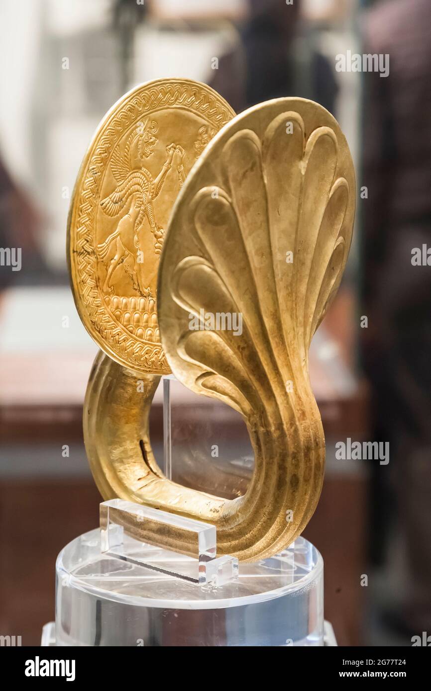 Anello dorato cavo, con rilievo di leoni alati, Arjan, 750 AC, Museo Nazionale dell'Iran, Teheran, Iran, Persia, Asia occidentale, Asia Foto Stock