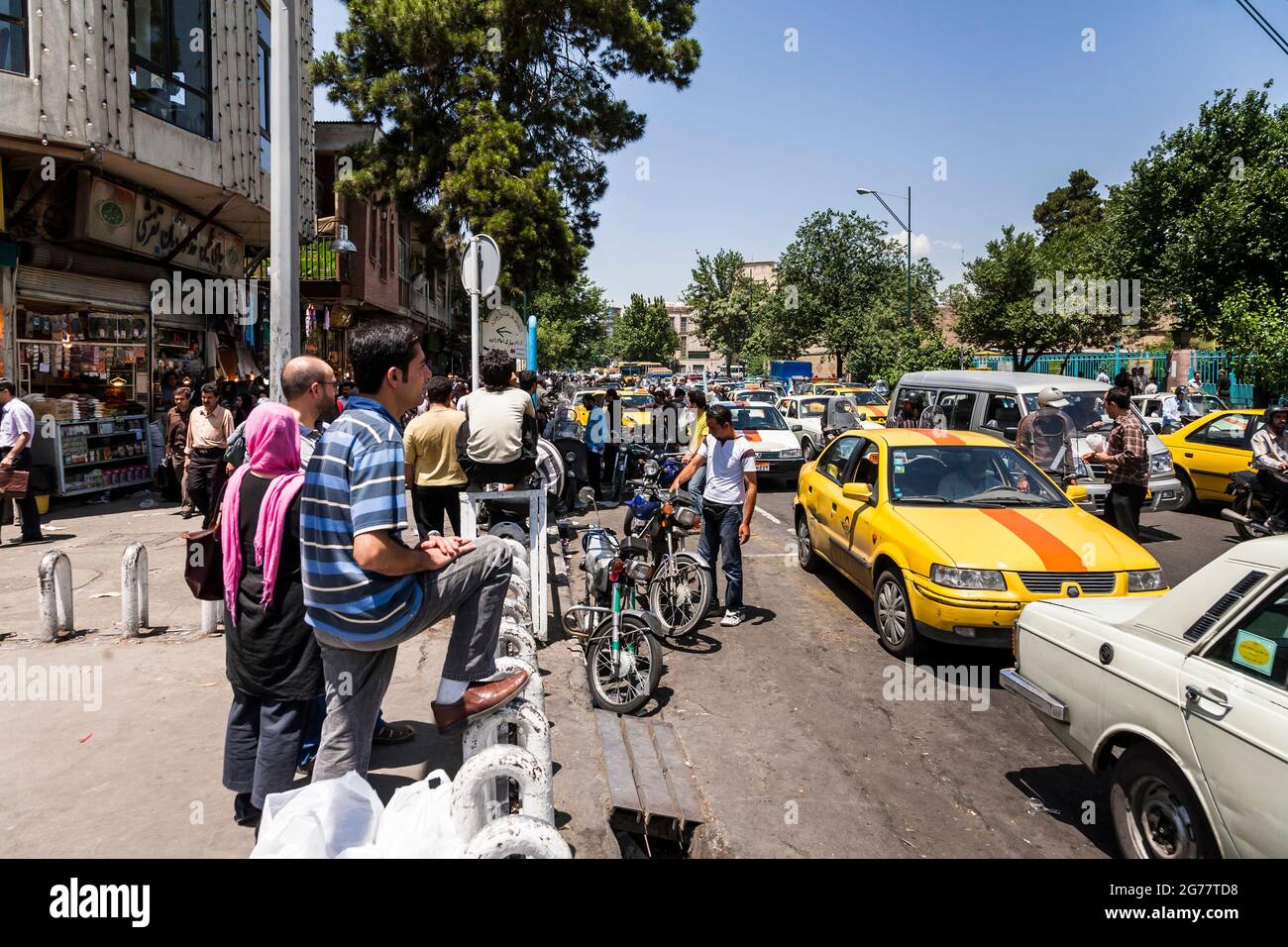 Ingorgo di traffico sulla strada principale, vicino al bazar di Teheran, centro commerciale storico, Teheran, Iran, Persia, Asia occidentale, Asia Foto Stock