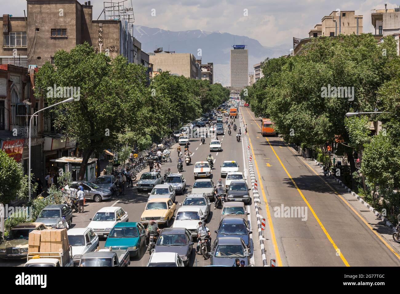 Ingorgo di strada principale nel centro della città, Teheran, Iran, Persia, Asia occidentale, Asia Foto Stock