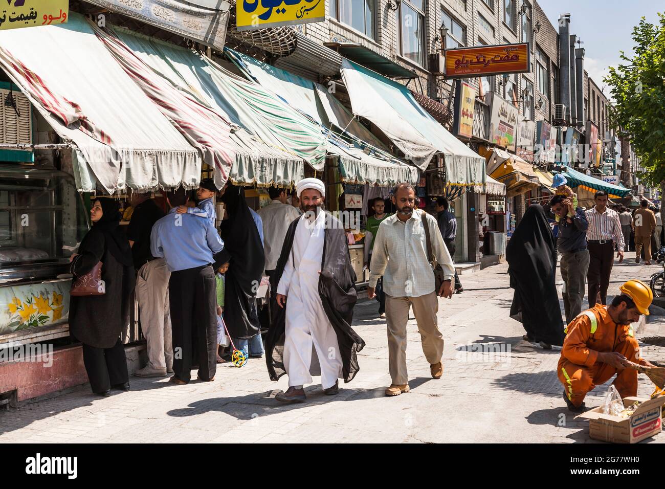 Via dello shopping, vicino a Bazaar Reza, Mashhad, Provincia di Razavi Khorasan, Iran, Persia, Asia occidentale, Asia Foto Stock