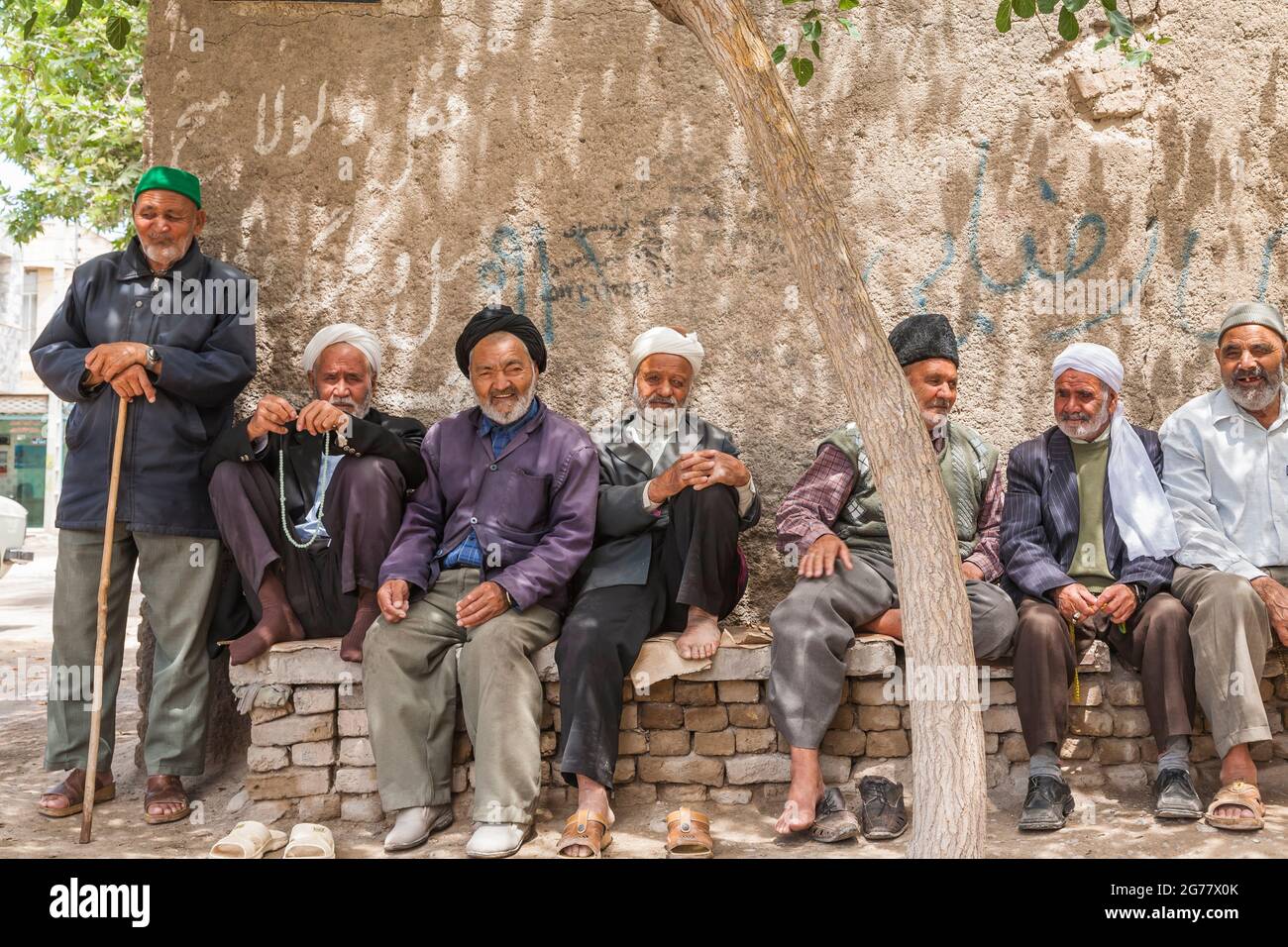 Vecchi amici che siedono e riposano sotto l'ombra dell'albero, Tus(Tous), sobborgo di Mashhad, Provincia di Razavi Khorasan, Iran, Persia, Asia occidentale, Asia Foto Stock