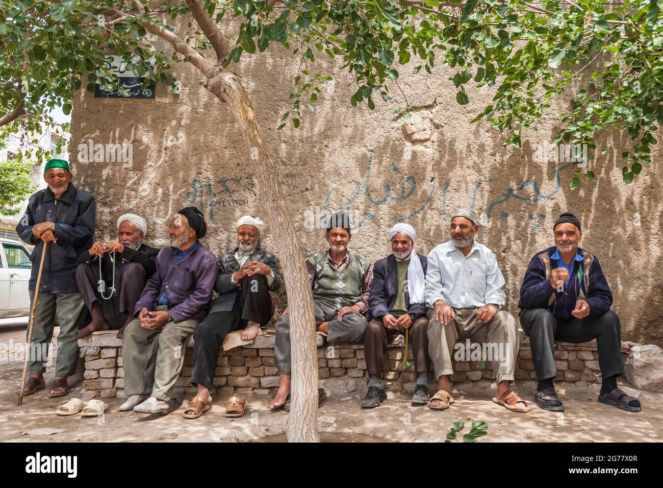 Vecchi amici che siedono e riposano sotto l'ombra dell'albero, Tus(Tous), sobborgo di Mashhad, Provincia di Razavi Khorasan, Iran, Persia, Asia occidentale, Asia Foto Stock