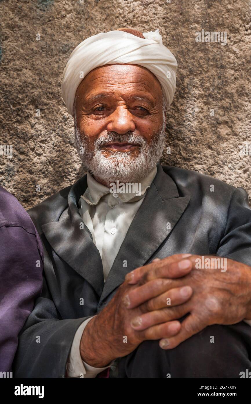 Anziano seduto e riposato all'ombra dell'albero, Tus(Tous), sobborgo di Mashhad, Provincia di Razavi Khorasan, Iran, Persia, Asia occidentale, Asia Foto Stock
