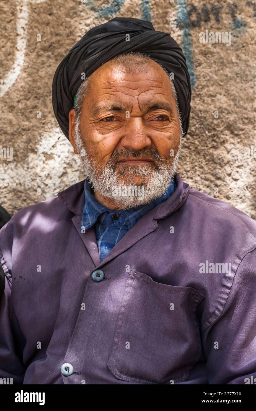 Anziano seduto e riposato all'ombra dell'albero, Tus(Tous), sobborgo di Mashhad, Provincia di Razavi Khorasan, Iran, Persia, Asia occidentale, Asia Foto Stock