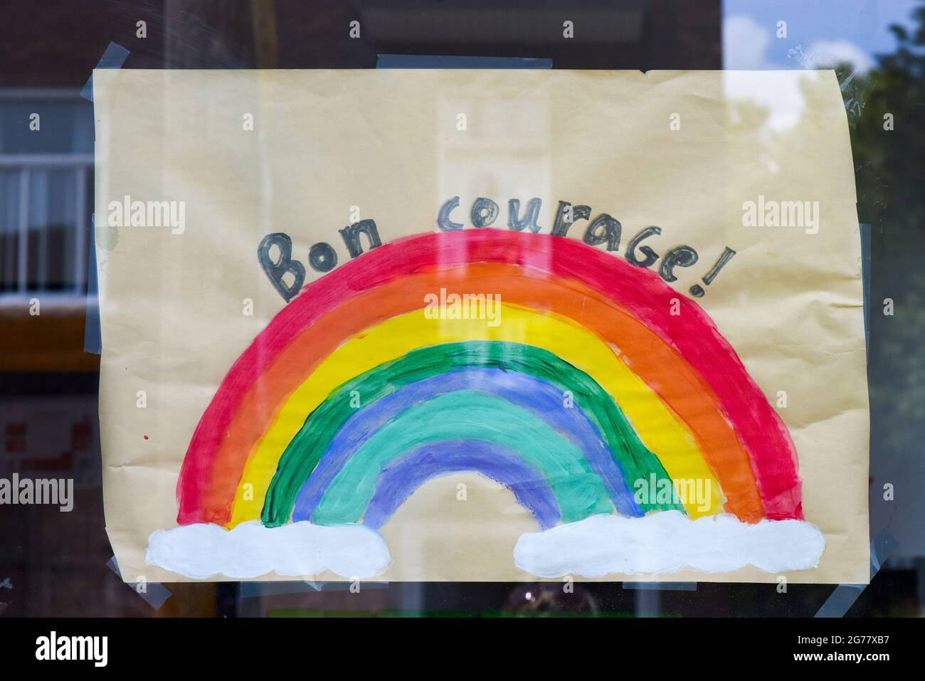 Buona fortuna dice questo Covid-19 Rainbow of Hope su una vetrina a Montreal, canada Foto Stock