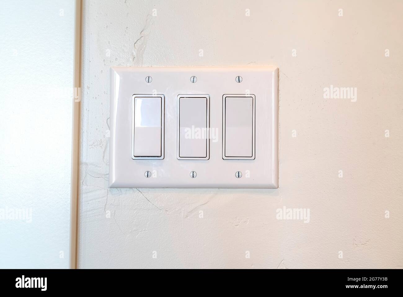 Interruttore luci a bilanciere con ampia leva piatta multipla montata sulla parete interna Foto Stock