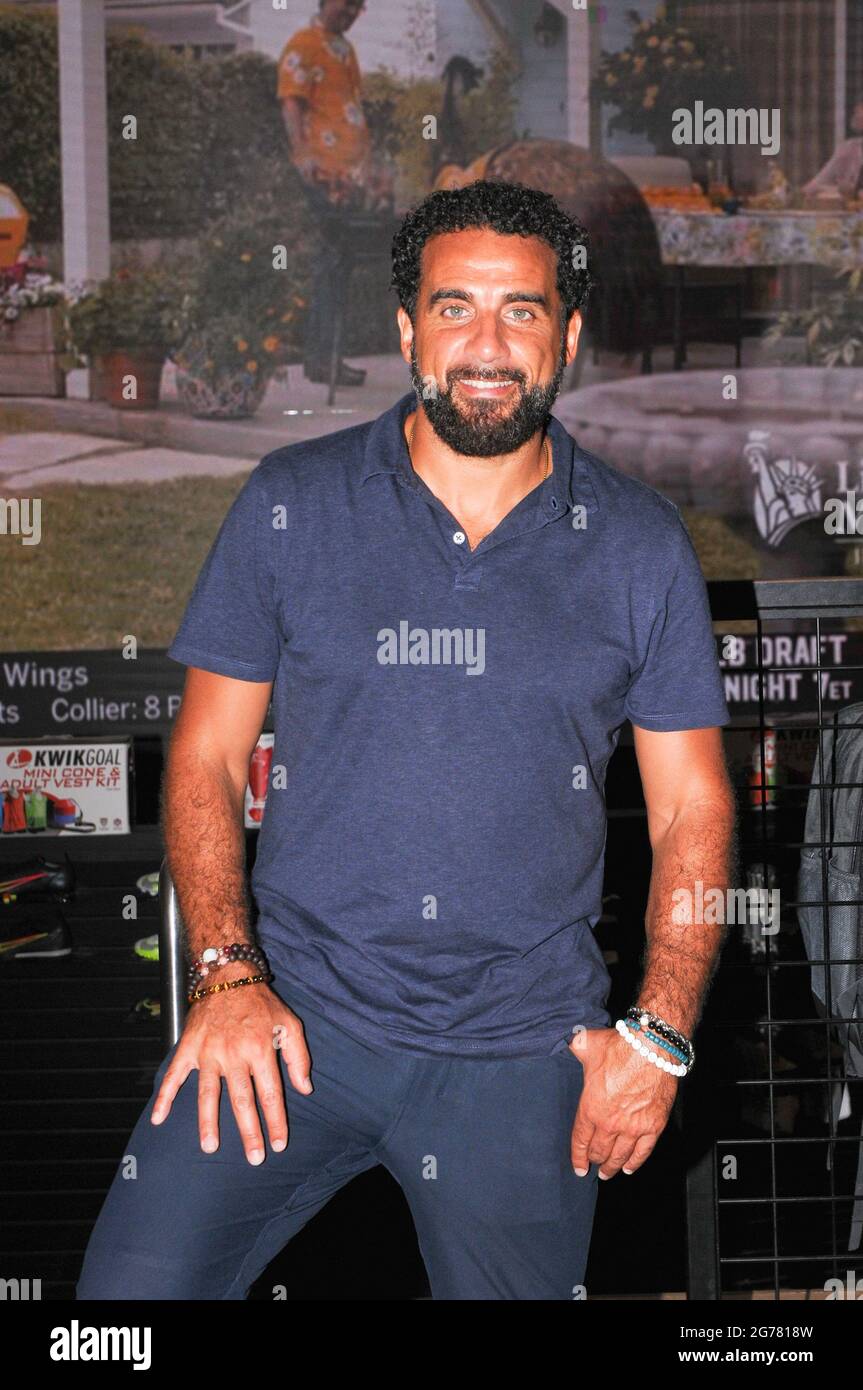 La leggenda del calcio MLS Dwayne De Rosario, conosciuta anche come Dero, partecipa all'Euro Final 2020 Watch Party al Pele Soccer Store di New York City.Pele Soccer Euro Final Watch Party. La finale Euro 2020 si è svolta domenica 11 luglio 2021 e l'ha guardata dal vivo da Times Square su un grande schermo da 500" all'interno del negozio Pelé Soccer con un'apparizione speciale della leggenda del calcio MLS Dwayne De Rosario. Dero ha giocato 18 stagioni di calcio professionale, vincendo quattro coppe MLS e una Coppa d'oro CONCACAF per il Canada. In pensione, ha addestrato i giovani per lo sport e la vita, alla DeRo United Futbol Academy. Teqball era anche o Foto Stock