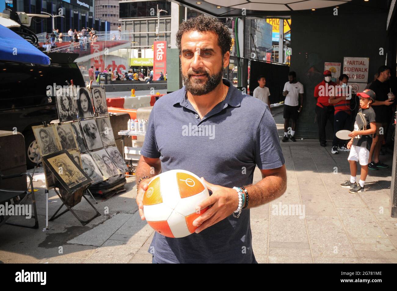 La leggenda del calcio MLS Dwayne De Rosario, conosciuta anche come Dero, partecipa all'Euro Final 2020 Watch Party al Pele Soccer Store di New York City.Pele Soccer Euro Final Watch Party. La finale Euro 2020 si è svolta domenica 11 luglio 2021 e l'ha guardata dal vivo da Times Square su un grande schermo da 500" all'interno del negozio Pelé Soccer con un'apparizione speciale della leggenda del calcio MLS Dwayne De Rosario. Dero ha giocato 18 stagioni di calcio professionale, vincendo quattro coppe MLS e una Coppa d'oro CONCACAF per il Canada. In pensione, ha addestrato i giovani per lo sport e la vita, alla DeRo United Futbol Academy. Teqball era anche o Foto Stock