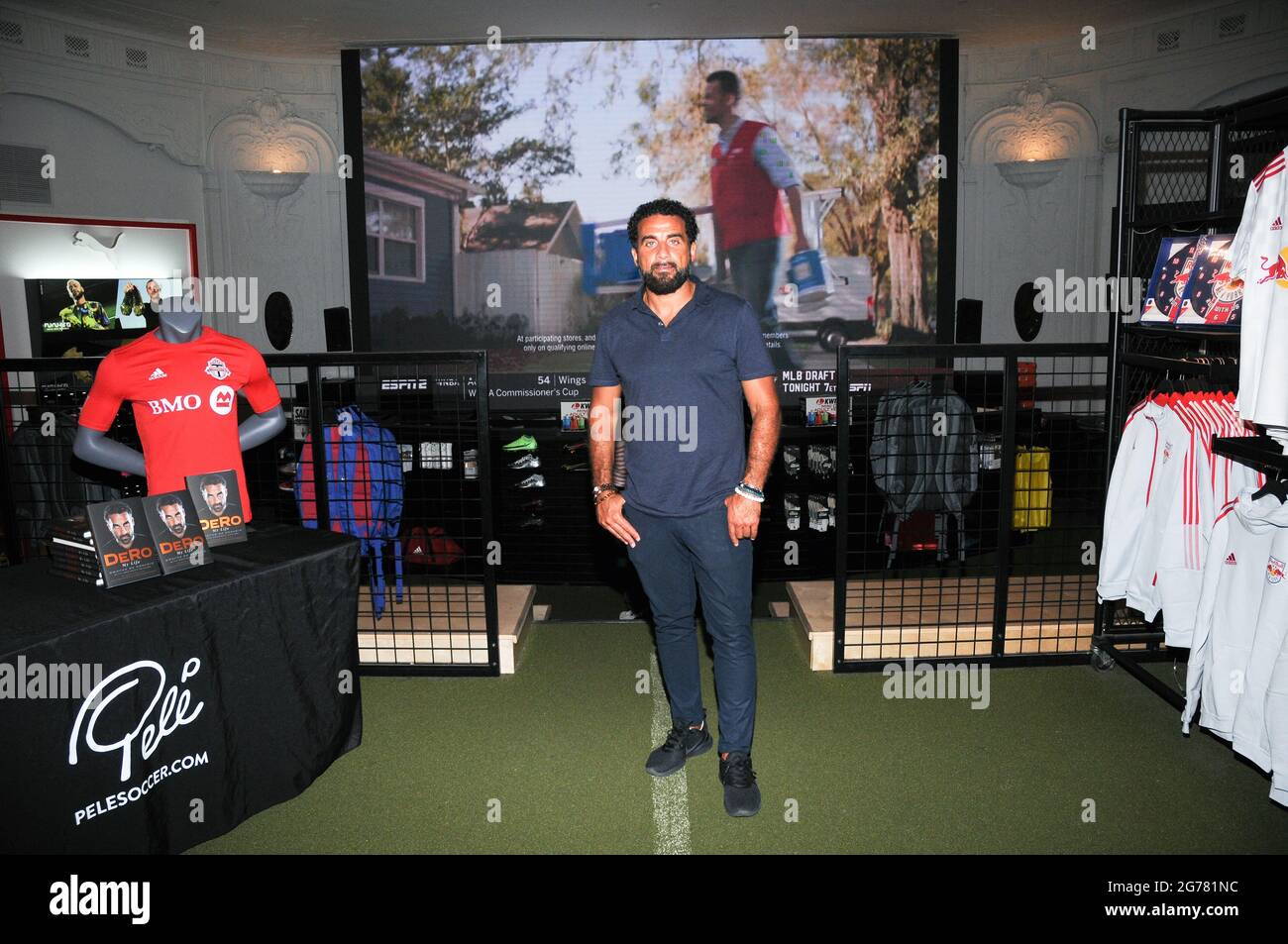 La leggenda del calcio MLS Dwayne De Rosario, conosciuta anche come Dero, partecipa all'Euro Final 2020 Watch Party al Pele Soccer Store di New York City.Pele Soccer Euro Final Watch Party. La finale Euro 2020 si è svolta domenica 11 luglio 2021 e l'ha guardata dal vivo da Times Square su un grande schermo da 500" all'interno del negozio Pelé Soccer con un'apparizione speciale della leggenda del calcio MLS Dwayne De Rosario. Dero ha giocato 18 stagioni di calcio professionale, vincendo quattro coppe MLS e una Coppa d'oro CONCACAF per il Canada. In pensione, ha addestrato i giovani per lo sport e la vita, alla DeRo United Futbol Academy. Teqball era anche o Foto Stock