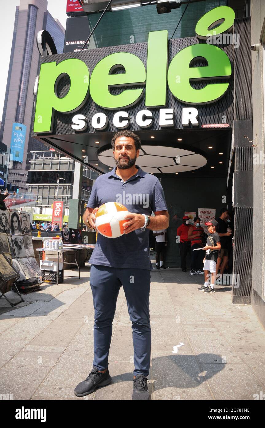 La leggenda del calcio MLS Dwayne De Rosario, conosciuta anche come Dero, partecipa all'Euro Final 2020 Watch Party al Pele Soccer Store di New York City.Pele Soccer Euro Final Watch Party. La finale Euro 2020 si è svolta domenica 11 luglio 2021 e l'ha guardata dal vivo da Times Square su un grande schermo da 500" all'interno del negozio Pelé Soccer con un'apparizione speciale della leggenda del calcio MLS Dwayne De Rosario. Dero ha giocato 18 stagioni di calcio professionale, vincendo quattro coppe MLS e una Coppa d'oro CONCACAF per il Canada. In pensione, ha addestrato i giovani per lo sport e la vita, alla DeRo United Futbol Academy. Teqball era anche o Foto Stock
