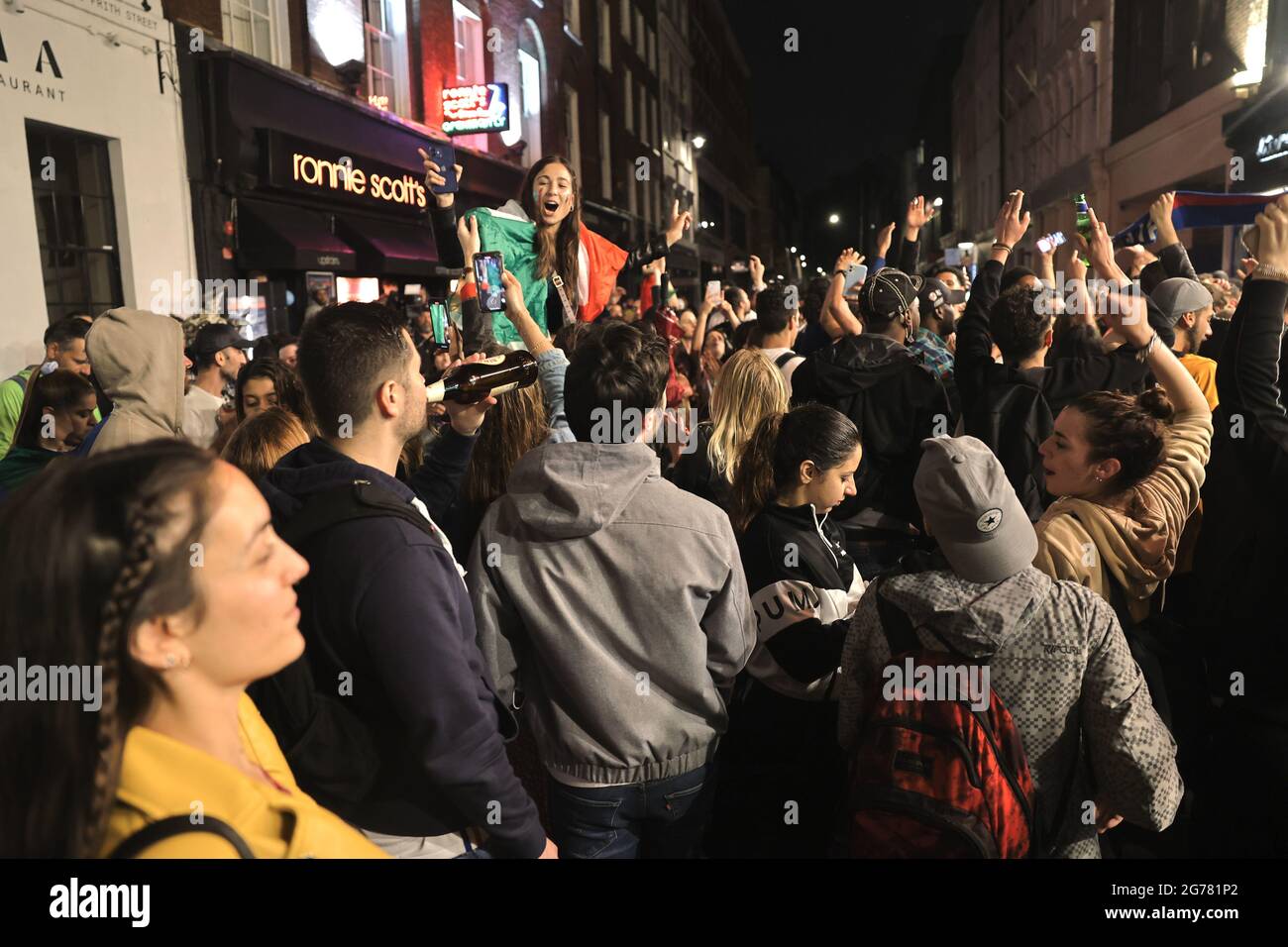 Londra, Regno Unito. 12 luglio 2021. Gli appassionati d'Italia festeggiano all'esterno di un bar. Folle di tifosi di calcio sono rimasti nel centro di Londra dopo che l'Italia ha vinto il campione della UEFA Euro 2021 nelle penalità. I tifosi italiani hanno festeggiato la loro vittoria lasciando i tifosi inglesi sotto la pioggia. (Foto di Hesther ng/SOPA Images/Sipa USA) Credit: Sipa USA/Alamy Live News Foto Stock