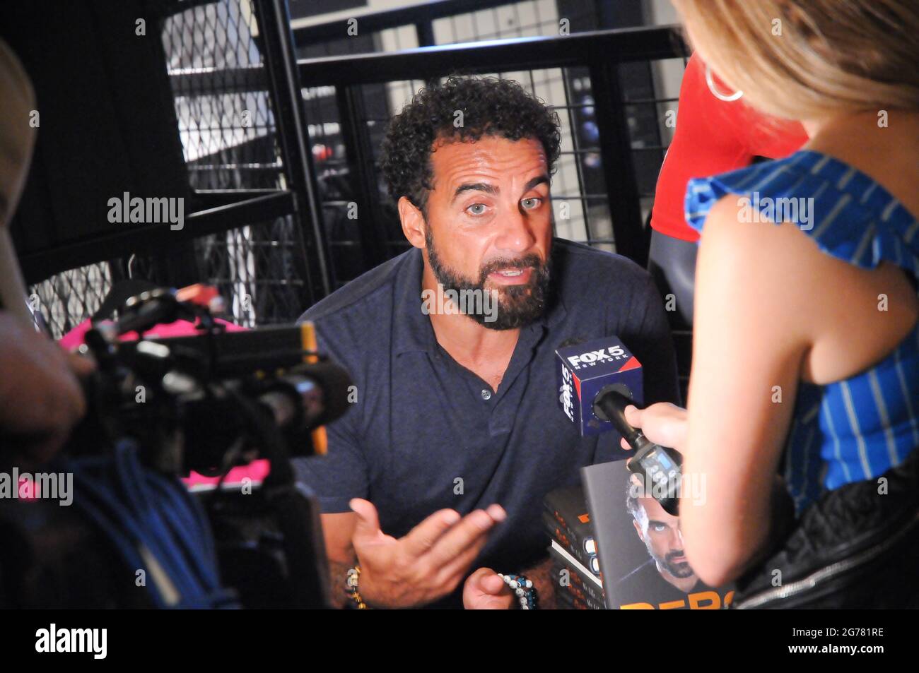 La leggenda del calcio MLS Dwayne De Rosario, conosciuta anche come Dero, partecipa all'Euro Final 2020 Watch Party al Pele Soccer Store di New York City.Pele Soccer Euro Final Watch Party. La finale Euro 2020 si è svolta domenica 11 luglio 2021 e l'ha guardata dal vivo da Times Square su un grande schermo da 500" all'interno del negozio Pelé Soccer con un'apparizione speciale della leggenda del calcio MLS Dwayne De Rosario. Dero ha giocato 18 stagioni di calcio professionale, vincendo quattro coppe MLS e una Coppa d'oro CONCACAF per il Canada. In pensione, ha addestrato i giovani per lo sport e la vita, alla DeRo United Futbol Academy. Teqball era anche o Foto Stock