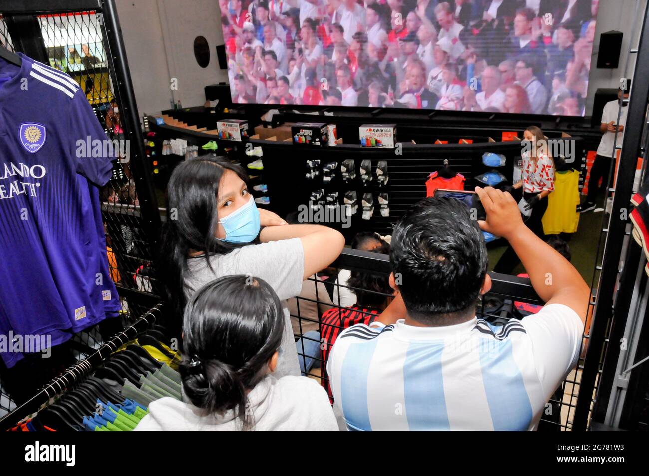 Atmosfera durante l'Euro Final 2020 Watch Party al Pele Soccer Store di New York City.Pele Soccer Euro Final Watch Party. La finale Euro 2020 si è svolta domenica 11 luglio 2021 e l'ha guardata dal vivo da Times Square su un grande schermo da 500" all'interno del negozio Pelé Soccer con un'apparizione speciale della leggenda del calcio MLS Dwayne De Rosario. Dero ha giocato 18 stagioni di calcio professionale, vincendo quattro coppe MLS e una Coppa d'oro CONCACAF per il Canada. In pensione, ha addestrato i giovani per lo sport e la vita, alla DeRo United Futbol Academy. Teqball era anche sul posto per un'attivazione dal vivo. Questo calcio-ba Foto Stock