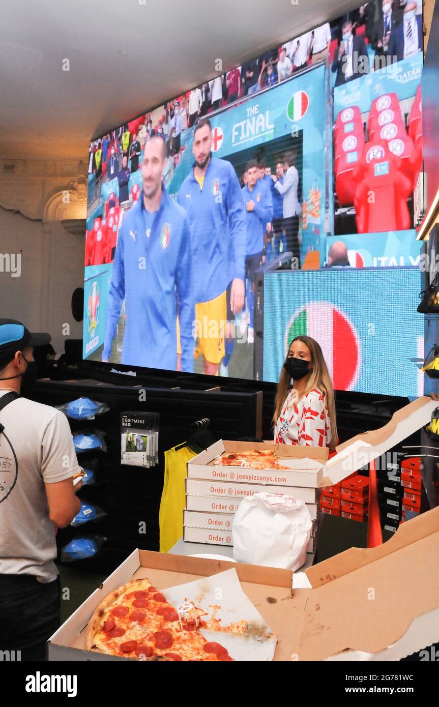 Atmosfera durante l'Euro Final 2020 Watch Party al Pele Soccer Store di New York City.Pele Soccer Euro Final Watch Party. La finale Euro 2020 si è svolta domenica 11 luglio 2021 e l'ha guardata dal vivo da Times Square su un grande schermo da 500" all'interno del negozio Pelé Soccer con un'apparizione speciale della leggenda del calcio MLS Dwayne De Rosario. Dero ha giocato 18 stagioni di calcio professionale, vincendo quattro coppe MLS e una Coppa d'oro CONCACAF per il Canada. In pensione, ha addestrato i giovani per lo sport e la vita, alla DeRo United Futbol Academy. Teqball era anche sul posto per un'attivazione dal vivo. Questo calcio-ba Foto Stock