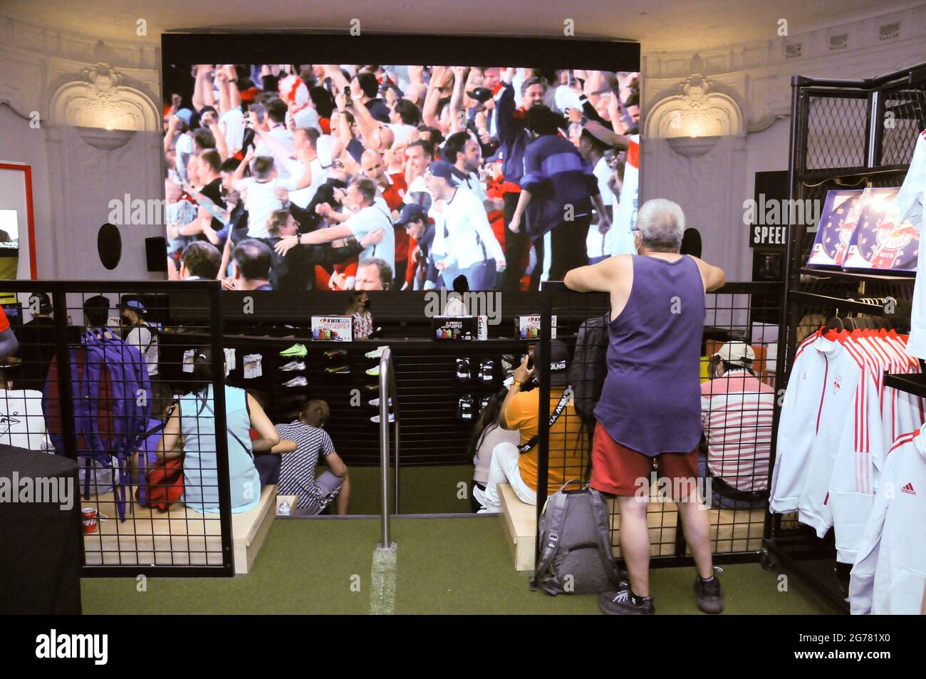 Atmosfera durante l'Euro Final 2020 Watch Party al Pele Soccer Store di New York City.Pele Soccer Euro Final Watch Party. La finale Euro 2020 si è svolta domenica 11 luglio 2021 e l'ha guardata dal vivo da Times Square su un grande schermo da 500" all'interno del negozio Pelé Soccer con un'apparizione speciale della leggenda del calcio MLS Dwayne De Rosario. Dero ha giocato 18 stagioni di calcio professionale, vincendo quattro coppe MLS e una Coppa d'oro CONCACAF per il Canada. In pensione, ha addestrato i giovani per lo sport e la vita, alla DeRo United Futbol Academy. Teqball era anche sul posto per un'attivazione dal vivo. Questo calcio-ba Foto Stock