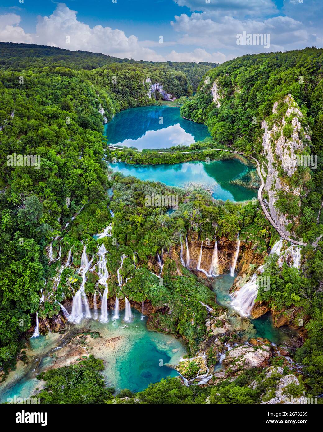 Plitvice, Croazia - splendida vista delle belle cascate dei laghi di Plitvice nel Parco Nazionale di Plitvice in una giornata estiva luminosa con cielo blu e clou Foto Stock