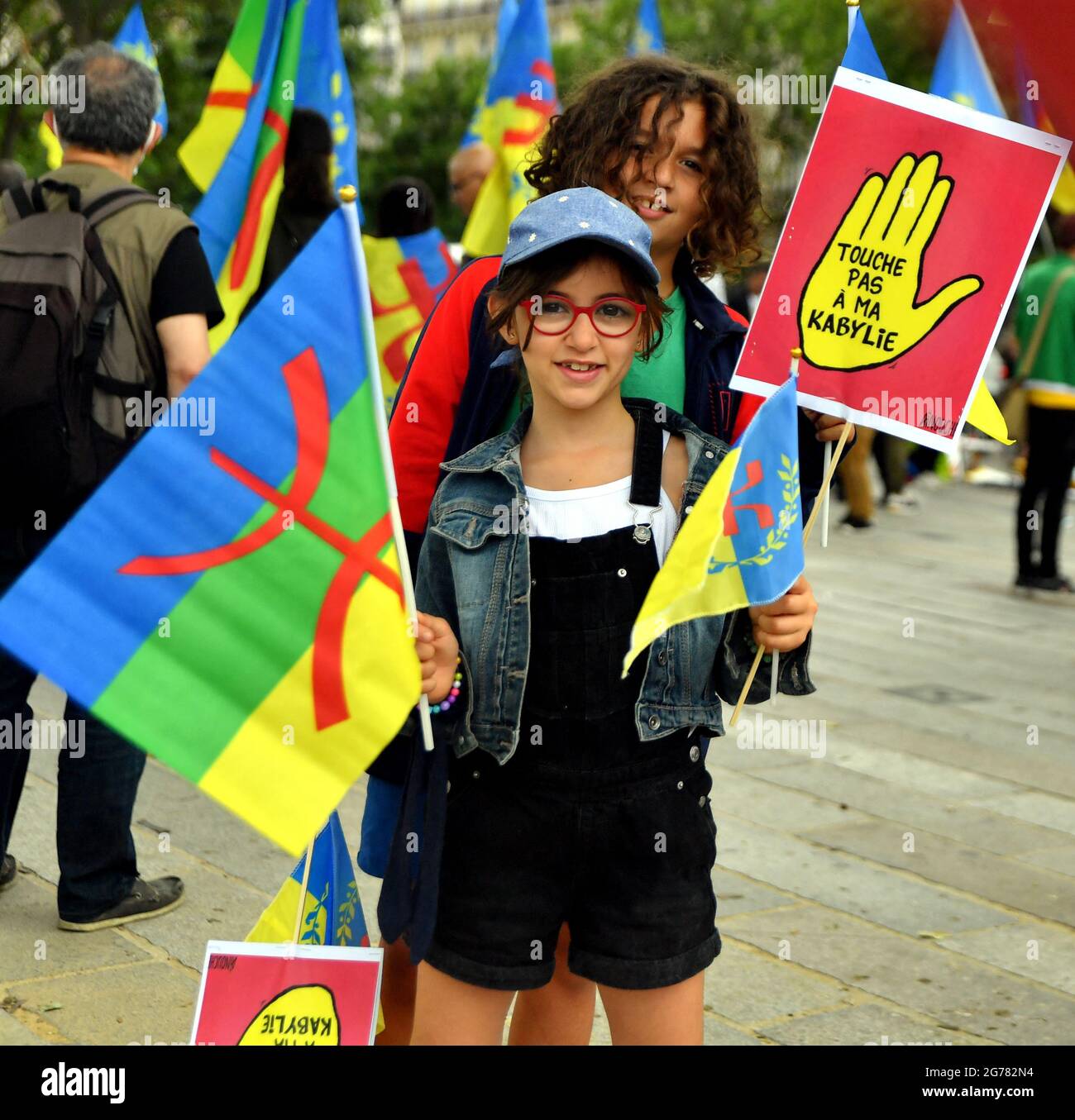 Manifestazione "No alla criminalizzazione della Kabilia" a Parigi, Francia, il 11 luglio 2021. Contro il razzismo anti-Kabyle in Algeria e contro l'incarcerazione di decine di manifestanti per aver semplicemente sventolato la bandiera di Amazzigh. Foto di Karim Ait Adjedjou/Avenir Pictures/ABACAPRESS.COM Foto Stock