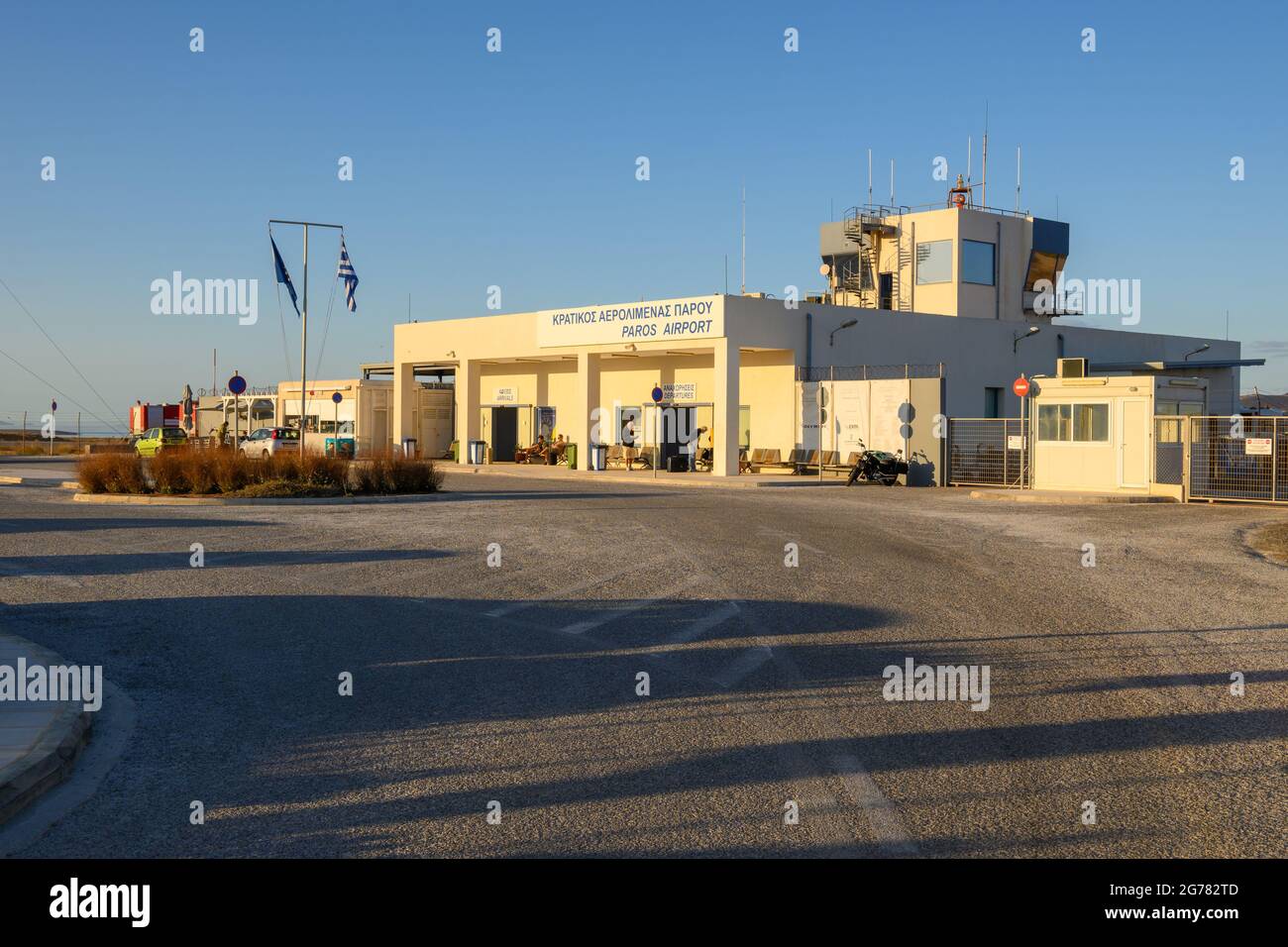 Paros, Grecia - 1 ottobre 2020: Edificio dell'aeroporto di Paros. L'aeroporto si trova nella regione di Alyki, 10 km a sud di Parikia. Isola di Paros, Cicladi Foto Stock