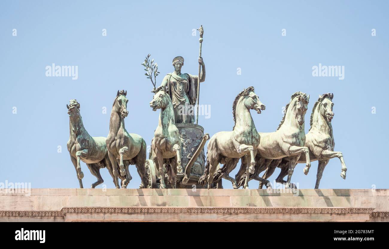 Parco Sempione, Arco della Pace. Gruppo scultoreo di sei cavalli che tirano Eirene, Dea della Pace, su un carro, entrando nella città di Milano, Italia. Foto Stock