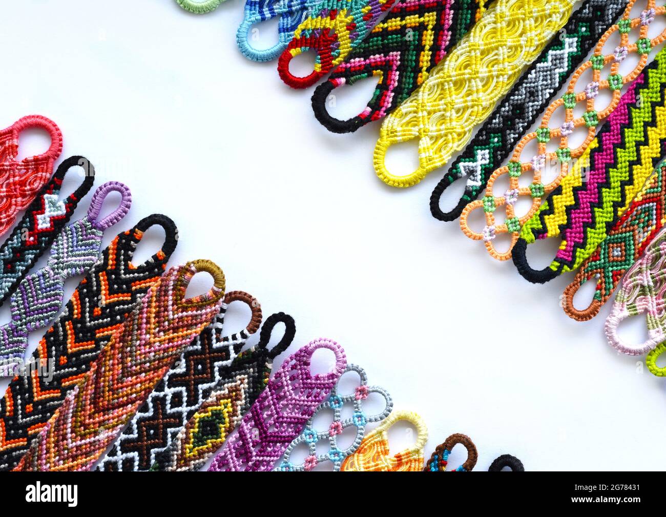 Braccialetti fai da te fatti a mano con filo ricamato brillante con nodi su  sfondo bianco Foto stock - Alamy