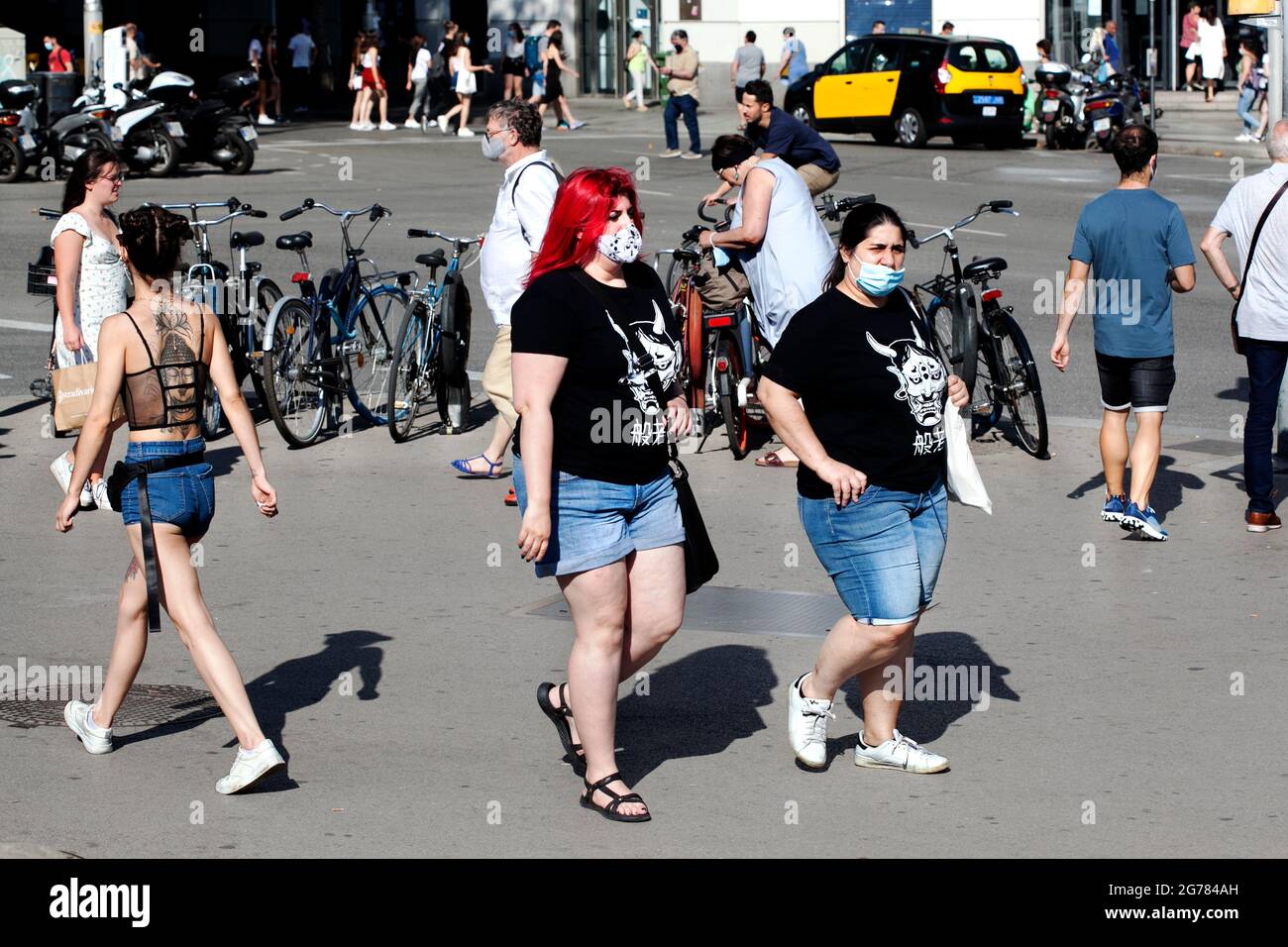 Due grandi donne che indossano t-shirt identiche, Barcellona, Spagna. Foto Stock