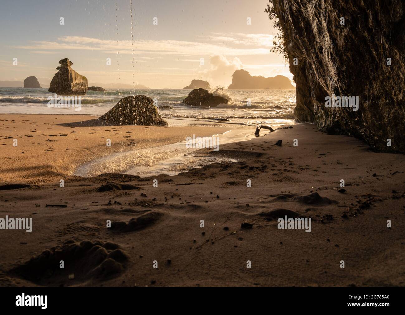 Mattina presto a Cathedral Cove, Coromandel, Nuova Zelanda Foto Stock