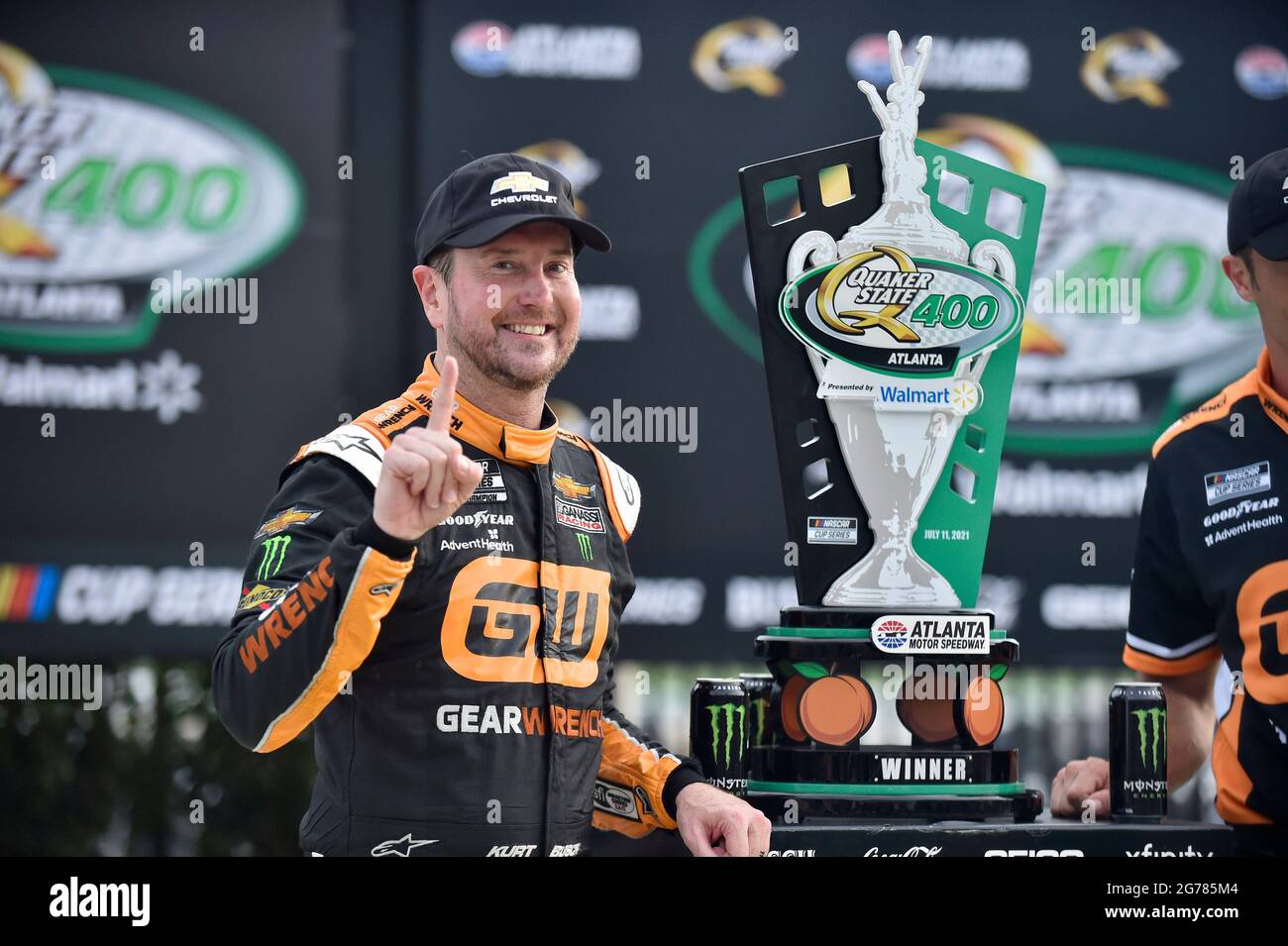 Hampton, GA, Stati Uniti. 11 Luglio 2021. Il pilota della NASCAR Cup Series Kurt Busch si pone con il trofeo dopo aver vinto il Quaker state 400 all'Atlanta Motor Speedway di Hampton, Georgia. Austin McAfee/CSM/Alamy Live News Foto Stock