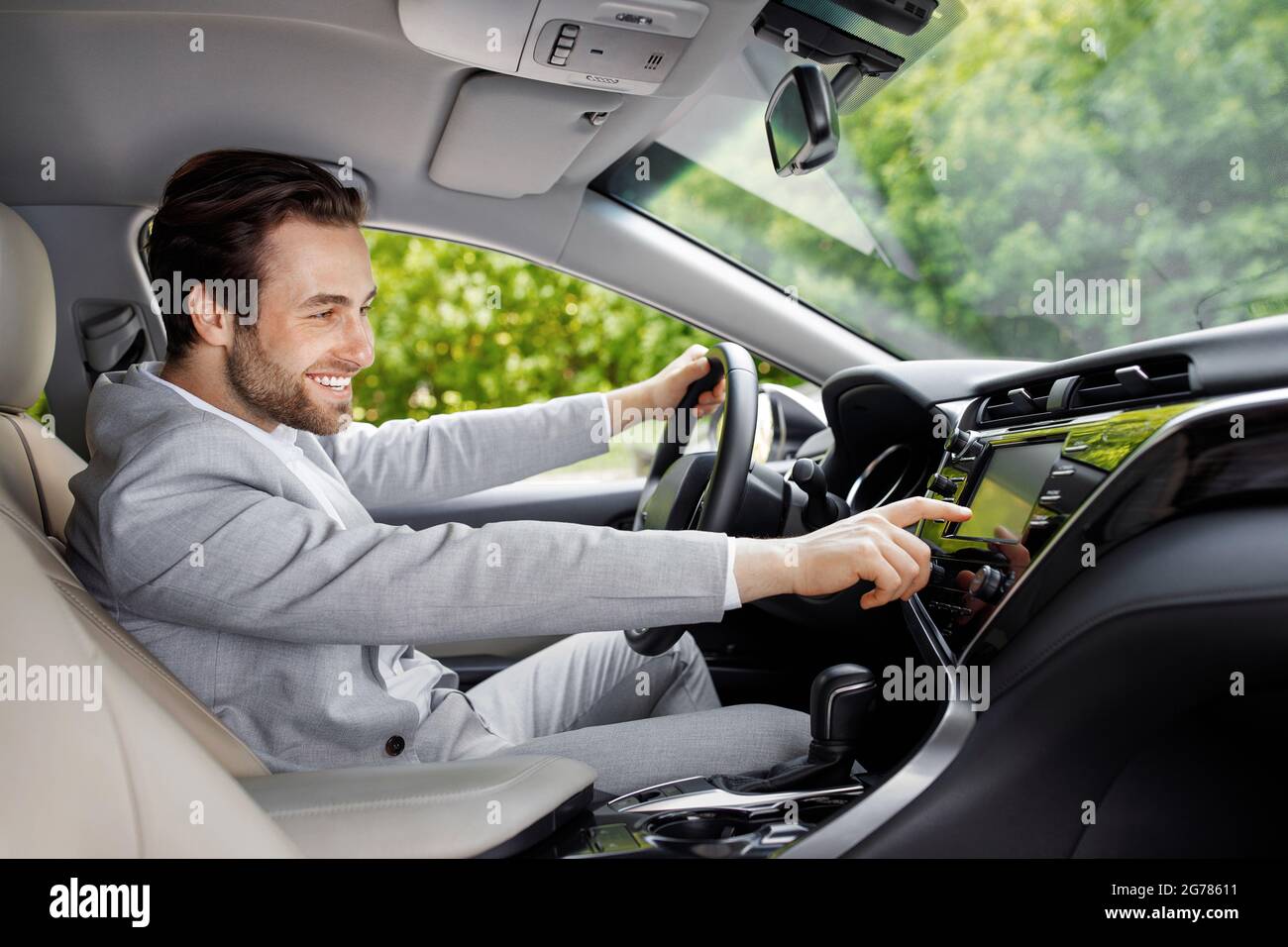 Controllo touch screen in un'auto moderna e confortevole, con persone e tecnologia Foto Stock