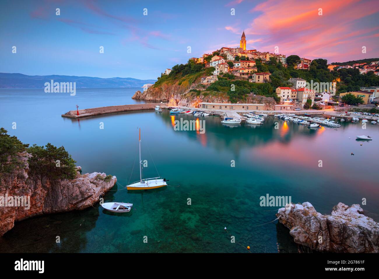 Vrbnik, Croazia. Immagine aerea del paesaggio urbano dell'iconico villaggio di Vrbnik, Croazia situato sull'isola di Krk al tramonto estivo. Foto Stock