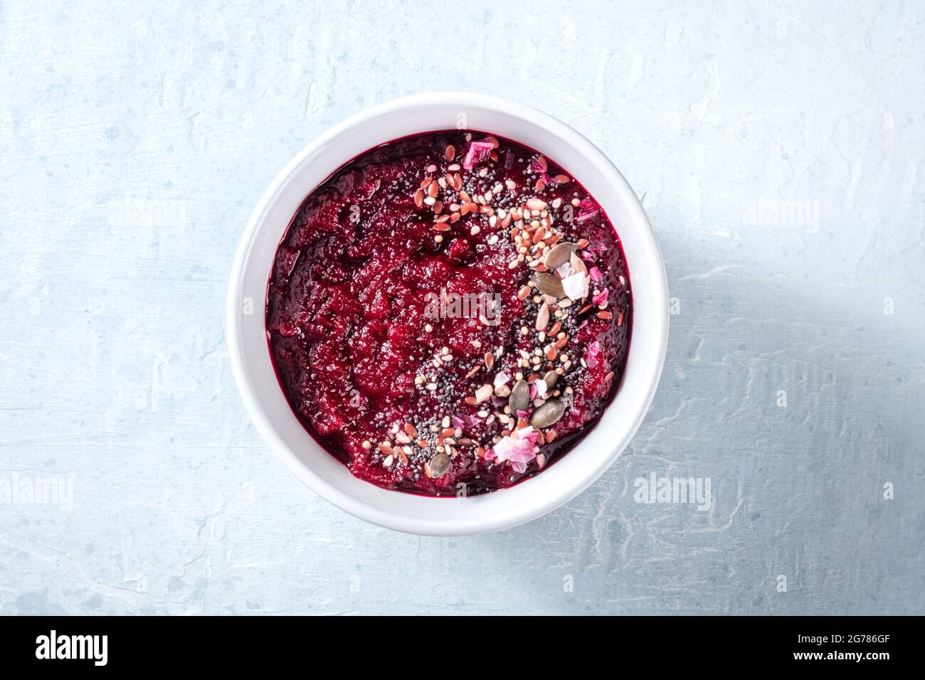 Zuppa fredda di barbabietole, sana cena vegana detox. Crema di barbabietole con semi, cibo estivo, sparato dall'alto Foto Stock